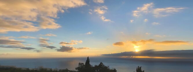 Trip Europa Reiseideen Pauschalreise - La Palma macht ihrem Beinamen, die Schöne, alle Ehre. Das Kleinod im Atlantik erstrahlt in sattem Grün, verziert mit hübschen landestypischen Villen in den weit gestreuten Dörfern, eingerahmt von weichen Wellen des dunkelblauen atlantischen Ozeans, am Himmel ziehen malerische Formationen, bauschiger weißer Schäfchenwolken. Eine Bilderbuchidylle zum Verlieben. Die beliebtesten Orte für La Palma Ferien, locken mit besten Angebote für Hotels und Ferienunterkünfte mit Werbeaktionen, Rabatten, Sonderangebote für La Palma Urlaub buchen. Reisedaten eingeben und Hotel Flug Mietwagen Attraktionen Taxis für eine La Palma Reise flexibel buchen. Sollten sich die Pläne ändern, sind viele der Unterkünfte und Zimmer auf La Palma kostenfrei stornierbar.