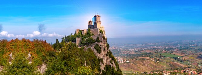 Trip Europa Reiseideen Pauschalreise - San Marino – Hol ihn dir – den heißbegehrten Einreise-Stempel von San Marino. Nimm deinen Reisepass, besuche die örtliche Tourismusbehörde, hier wird die kleine Trophäe in dein Reisedokument gestempelt, es sieht gut aus und ist eine supertolle Urlaubserinnerung. Dieses neue Trendy-Reiselust-Souvenir passt ausgezeichnet zu den anderen außergewöhnlichen Stempeln deiner vergangenen Reisen. San Marino ist ein sehr interessanter Zwergstaat, eine Enklave, vollständig von Italien umgeben, eine der ältesten bestehenden Republiken und eines der reichsten Länder der Welt. Die beliebtesten Orte für Ferien in San Marino, locken mit besten Angebote für Hotels und Ferienunterkünfte mit Werbeaktionen, Rabatten, Sonderangebote für San Marino Urlaub buchen.